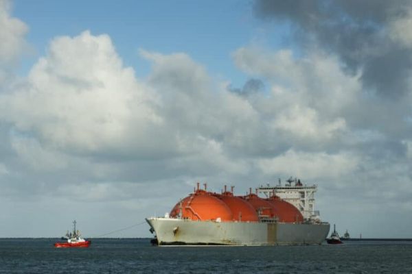 gas-tanker-entering-harbour-with-help-of-tug-boat
