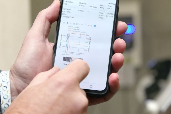 Een hand laat een app op een smartphone zien.