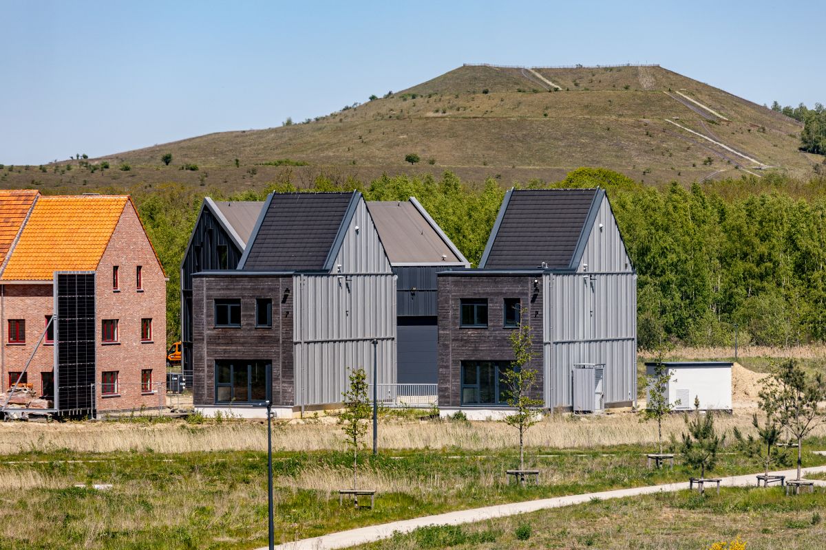Zijaanzicht van de twee labwoningen.