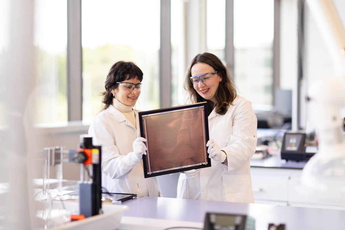 2 vrouwen werken aan zonnecellen in het PV-lab.