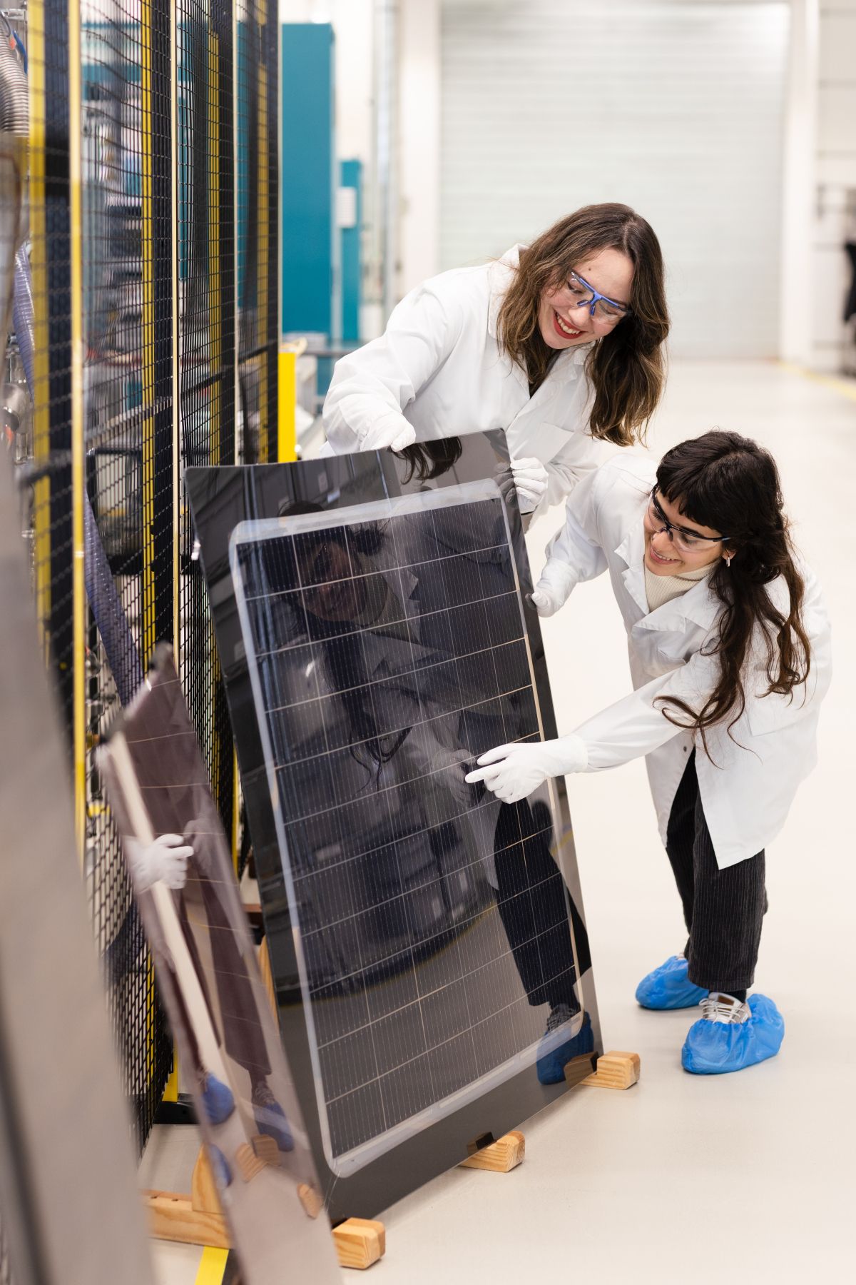 2 vrouwen werken aan zonnecellen in het PV-lab.