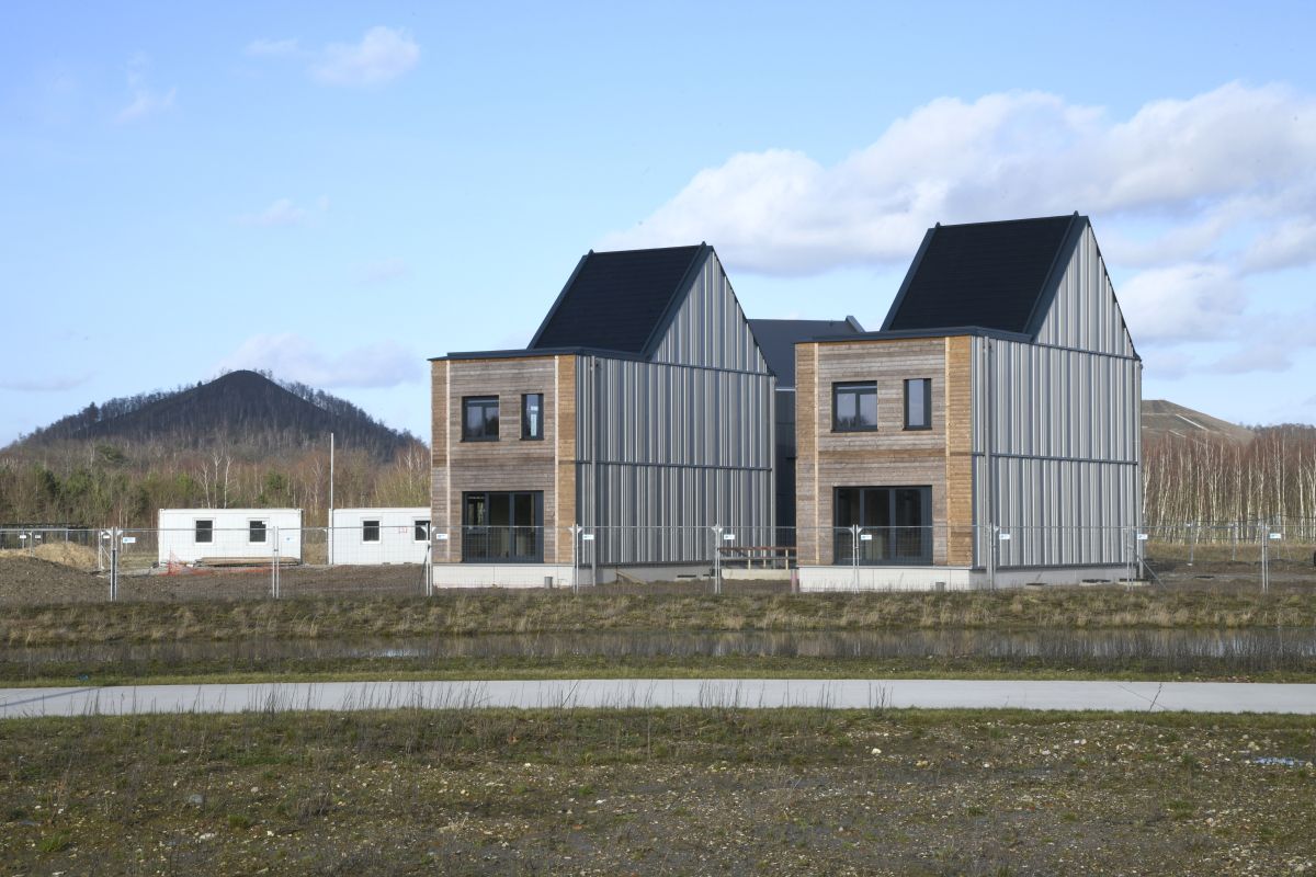 Vooraanzicht van de 2 identieke labwoningen.