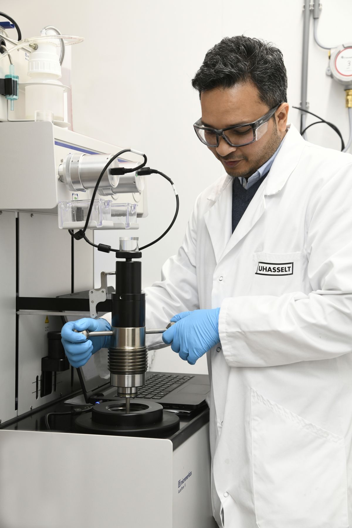 Een man in een labjas werkt in het Hydrogen lab.