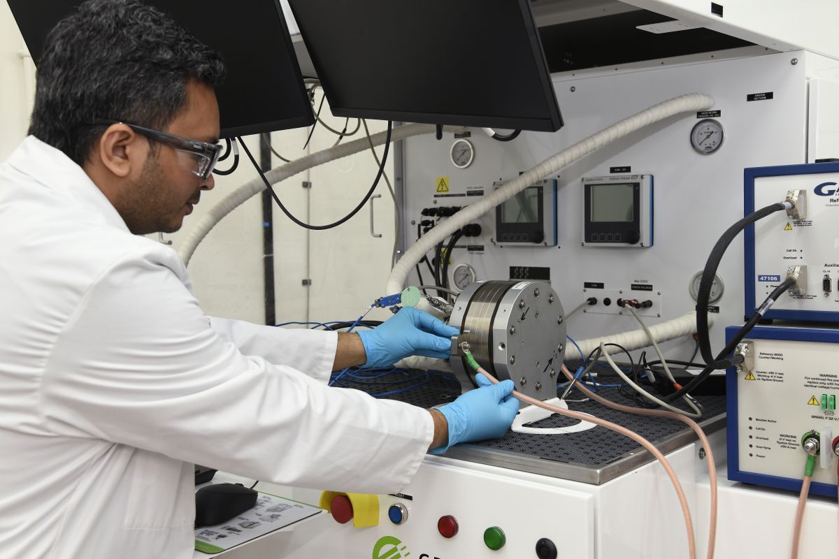 Een man in een labjas werkt in het Hydrogen lab.