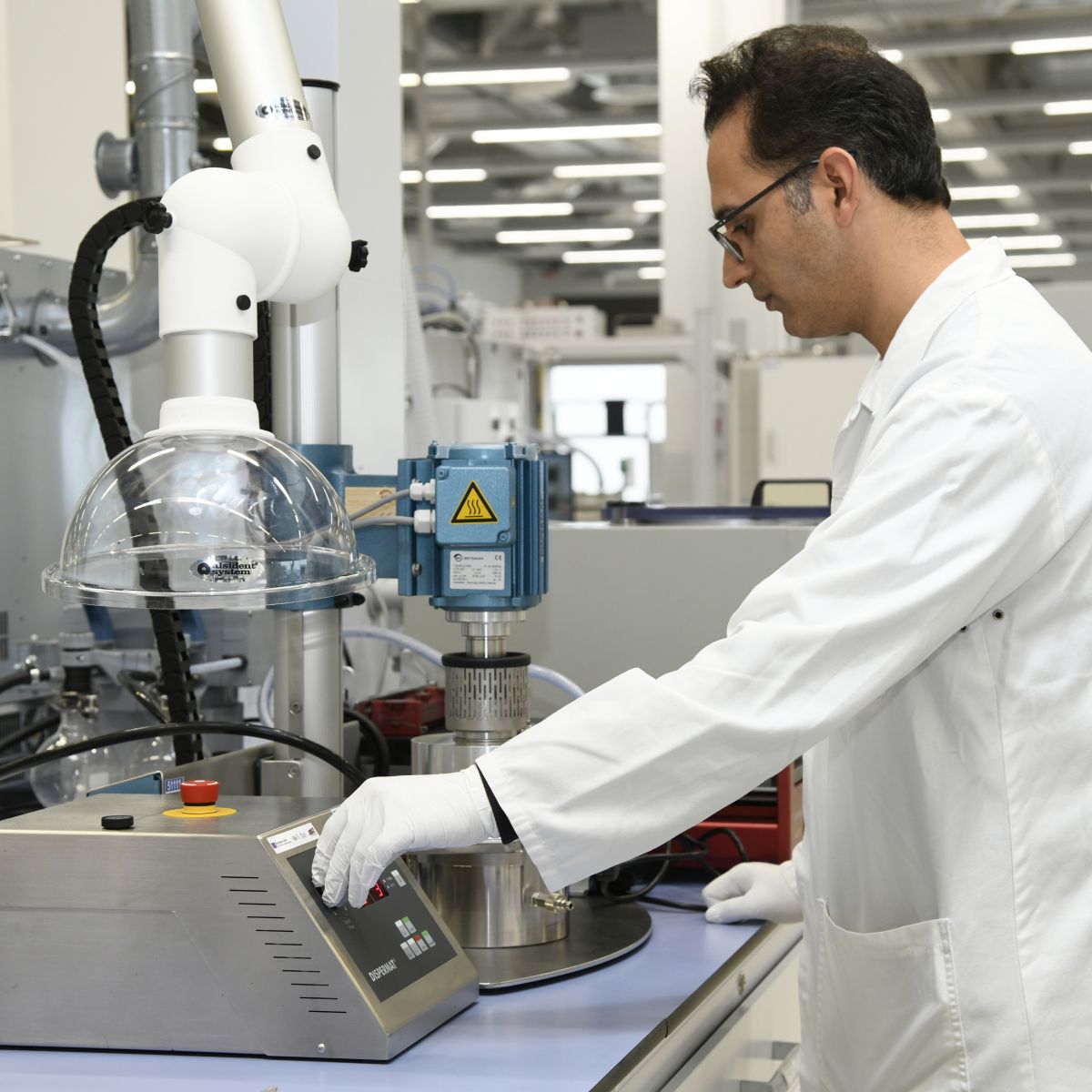 Een man werkend in het Batterijmaterialenlab.