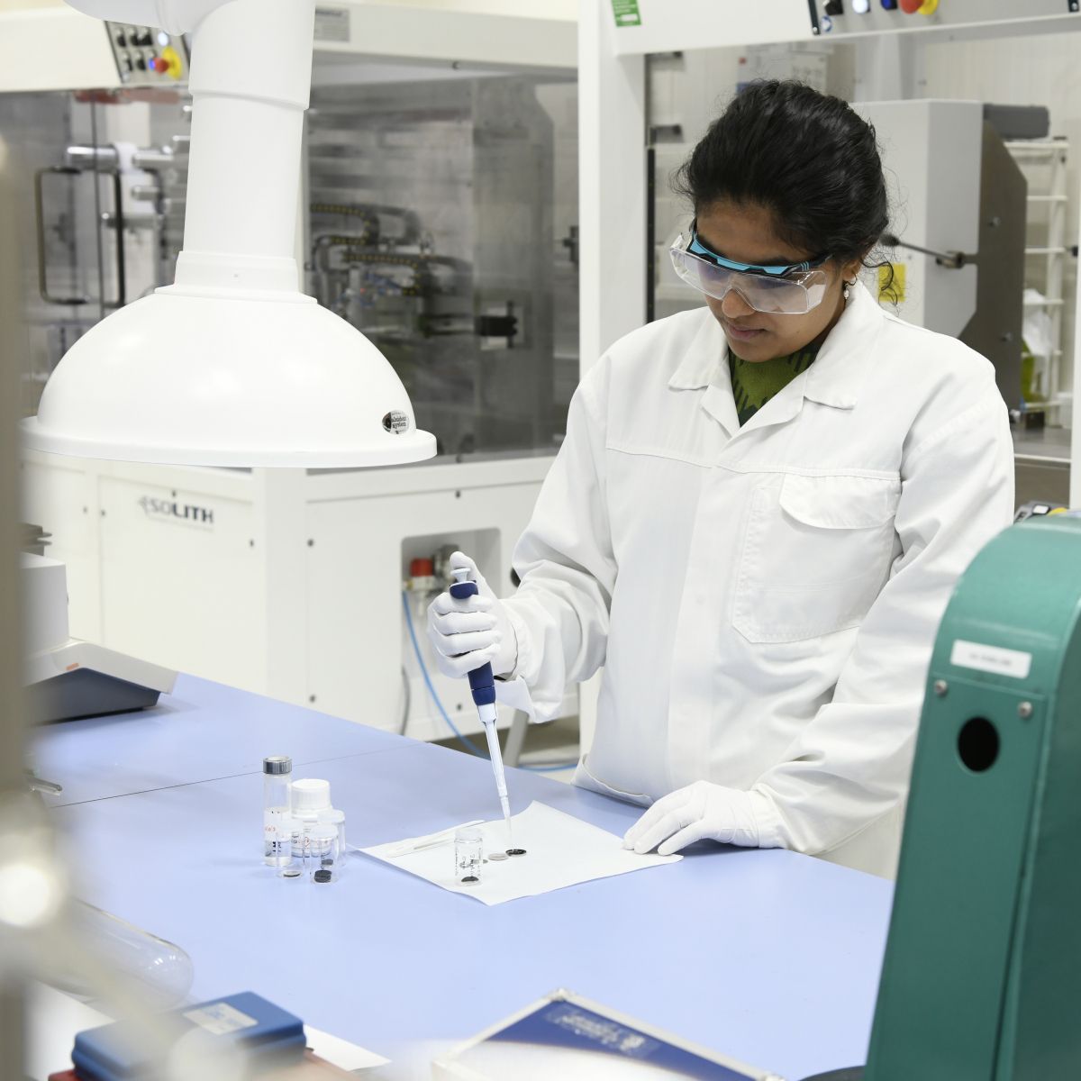 Een vrouw werkend in het Batterijmaterialenlab.
