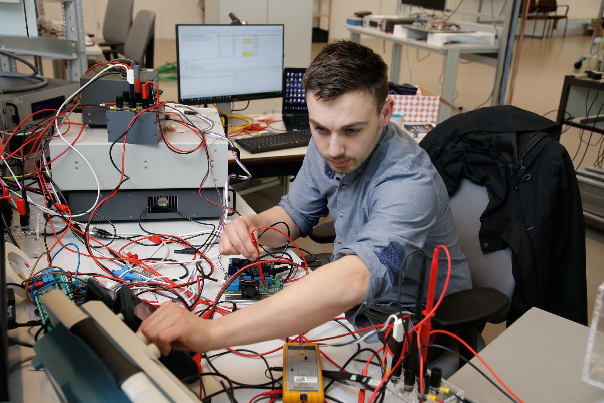Een man aan het werk in het Bipolair DC-lab.