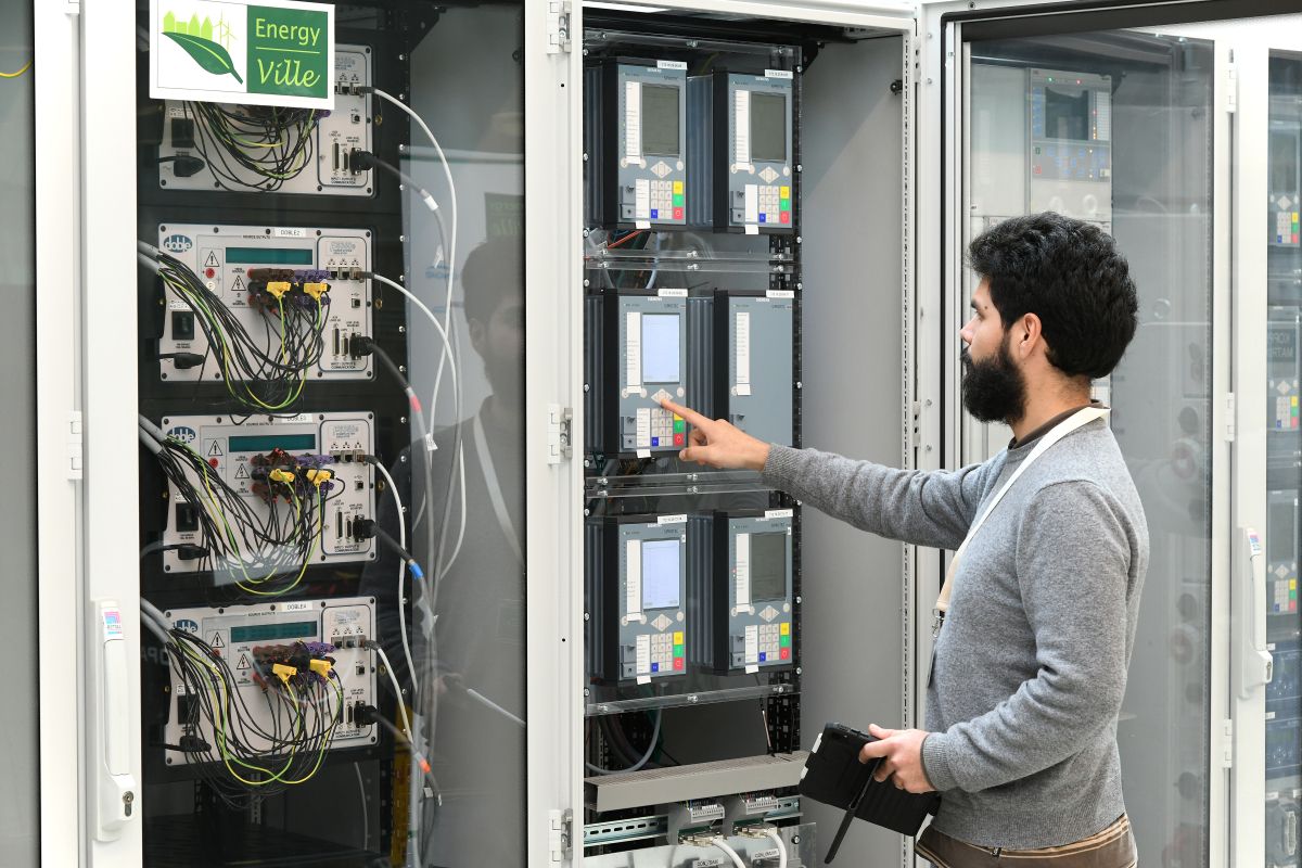 Een man aan het werk in het Lab voor Digitale Emulatie van Netten.