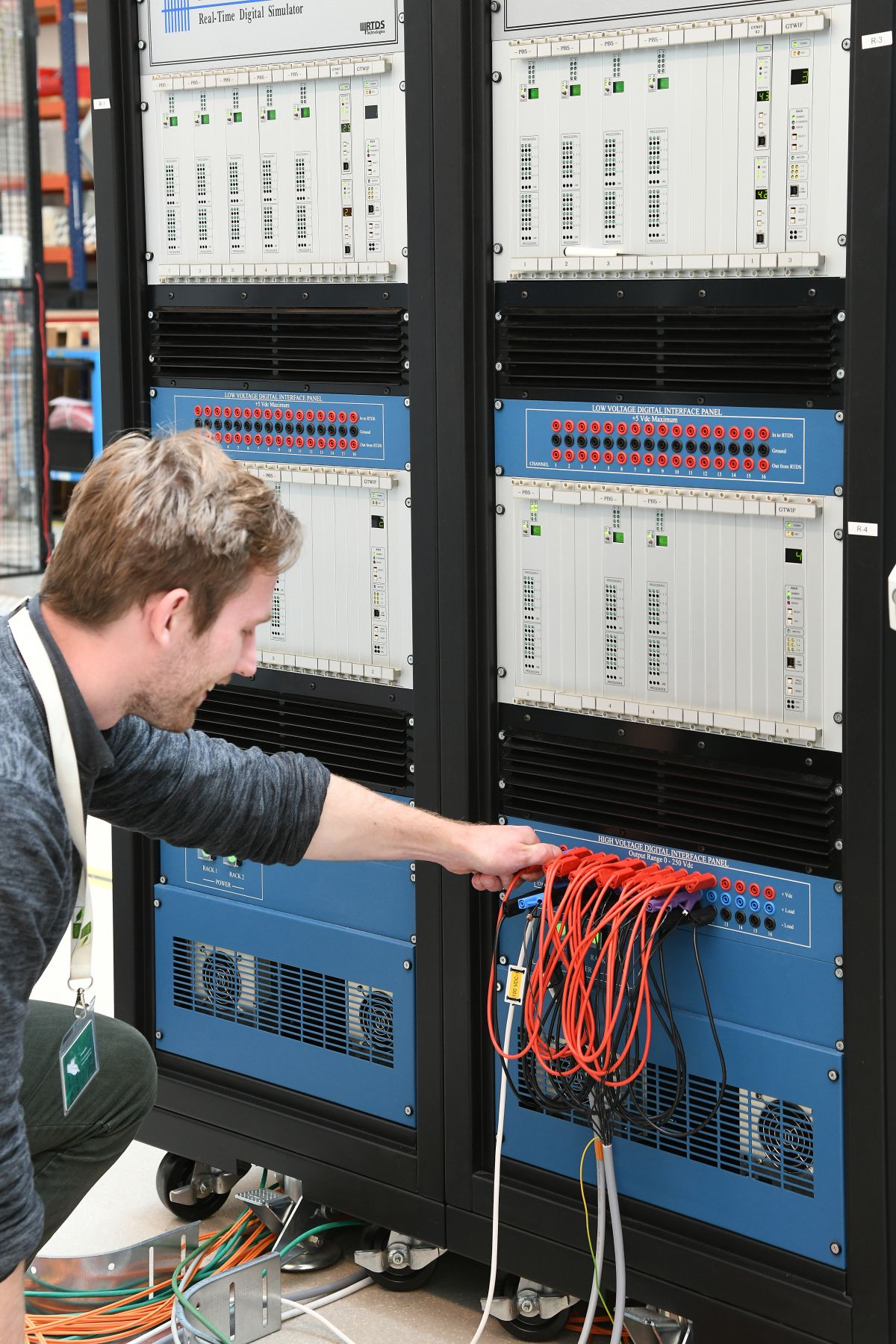 Een man aan het werk in het Lab voor Digitale Emulatie van Netten.