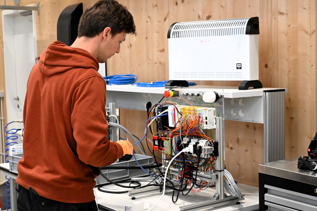Een man werkt in het roboticalab.