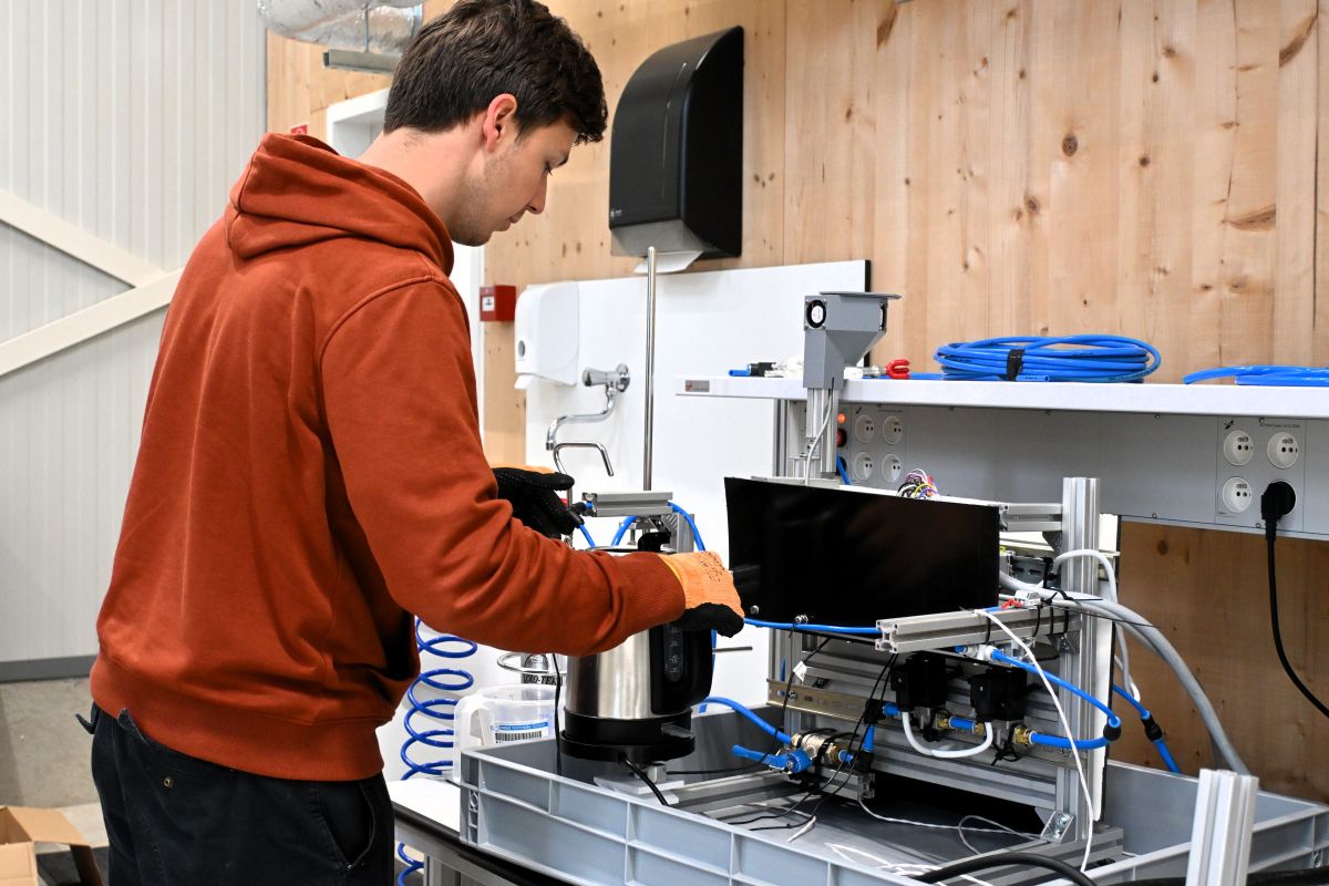 Een man werkt in het roboticalab.