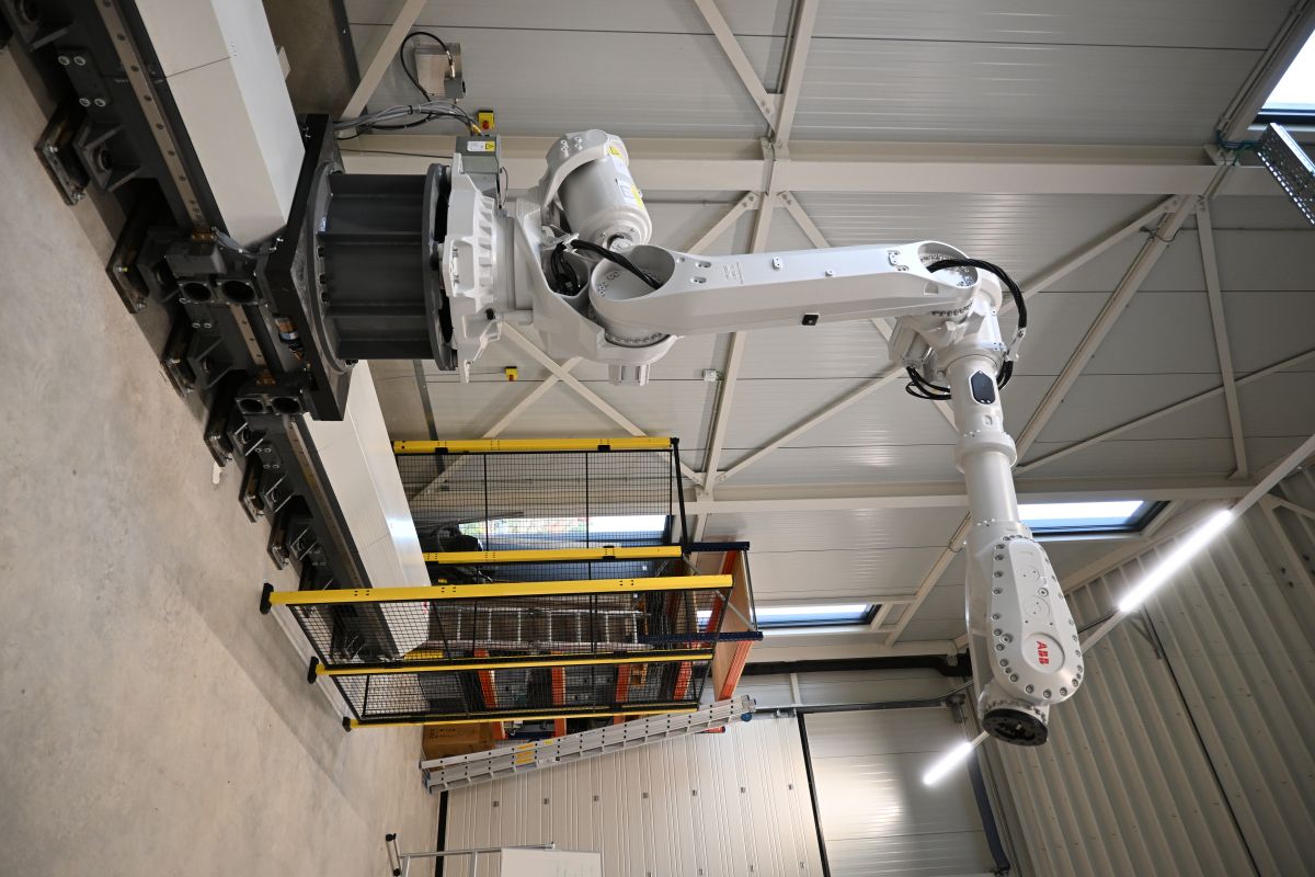 De robotarm die zich in het roboticalab bevindt.