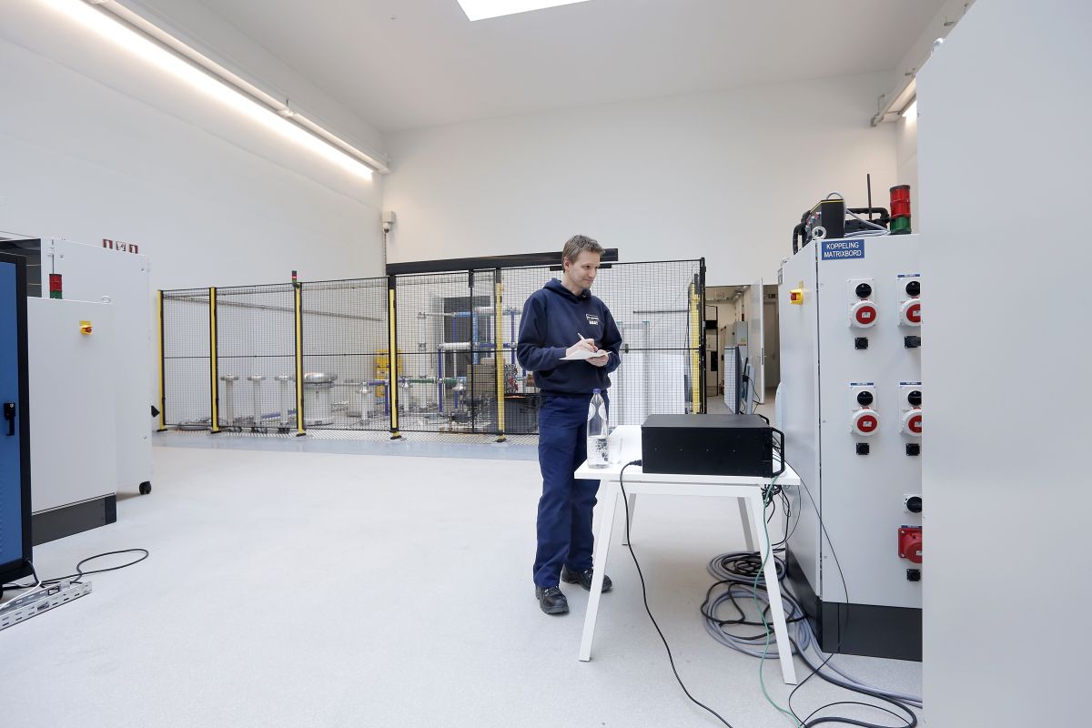 Een man aan het werk in het Lab voor Digitale Emulatie van Netten.