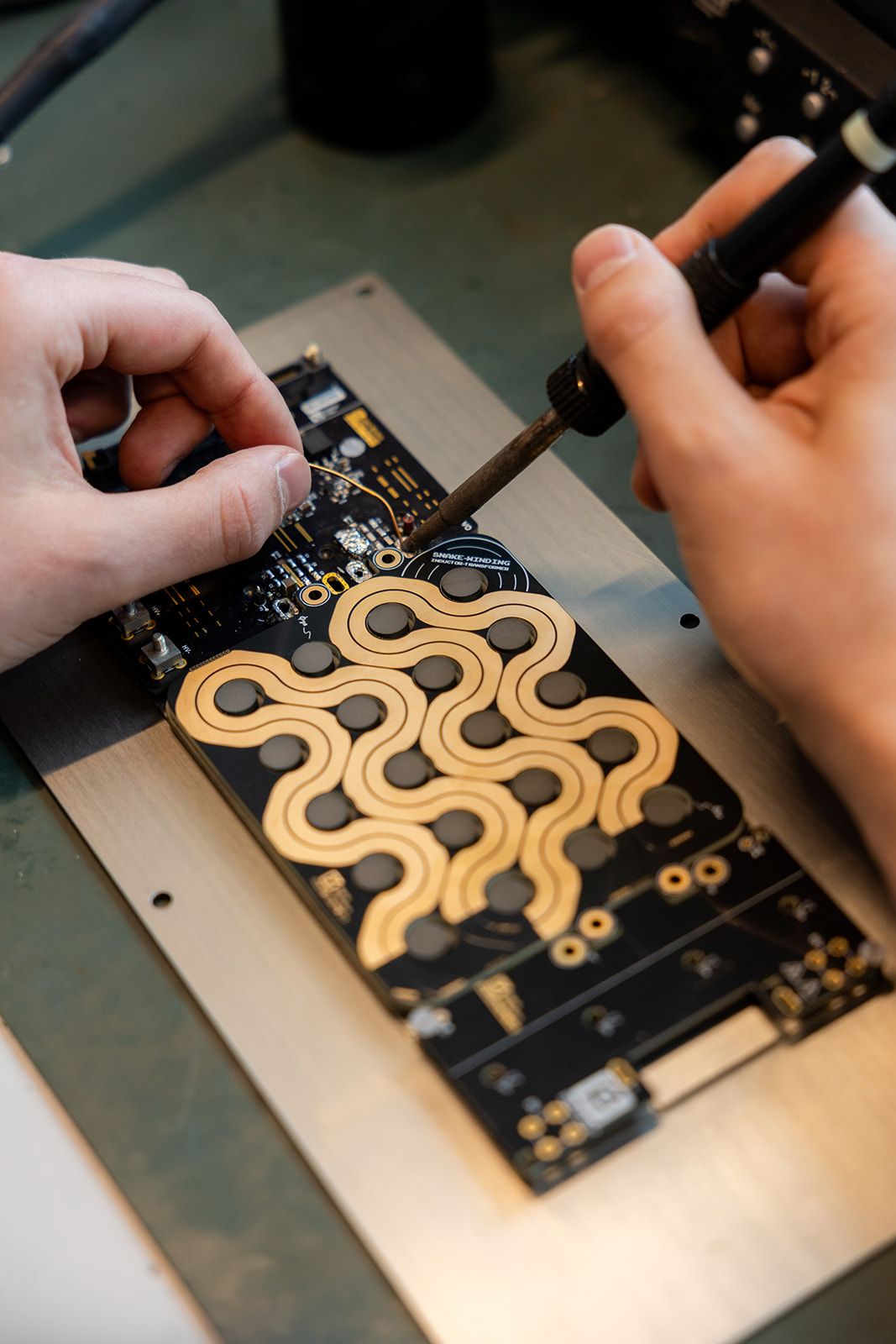 Handen werken in het Home lab.