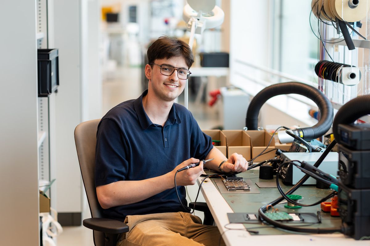Een man werkt in het Home lab.