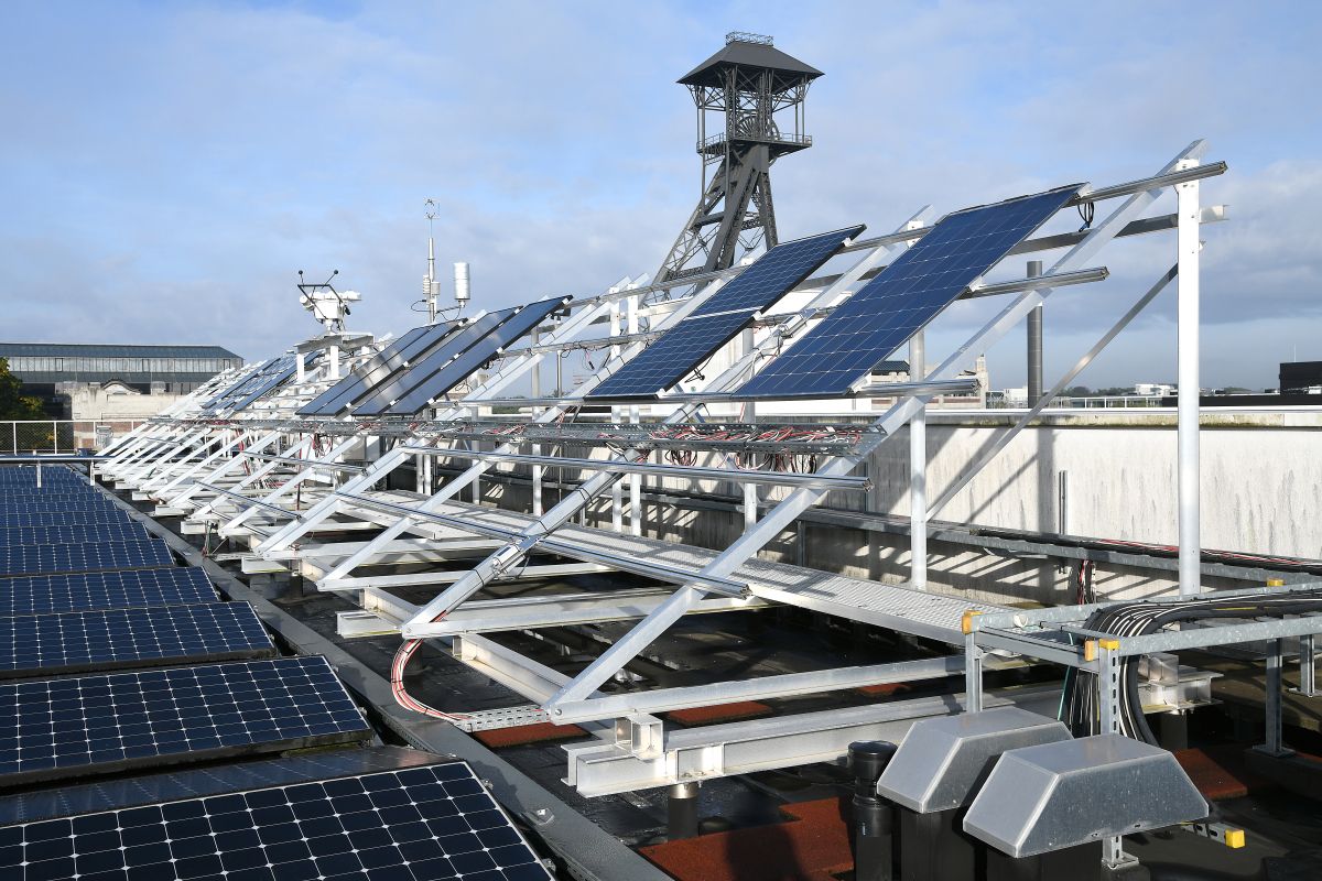 Zonnepanelen in het Outdoor Metrologielab.