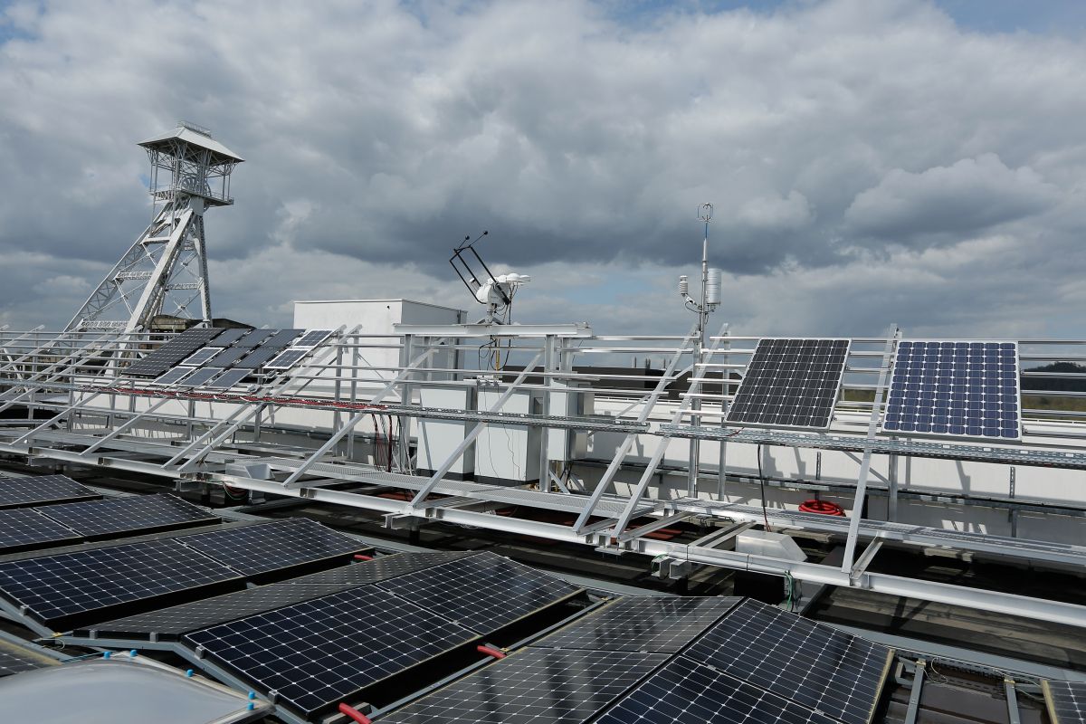 Zonnepanelen in het Outdoor Metrologielab.