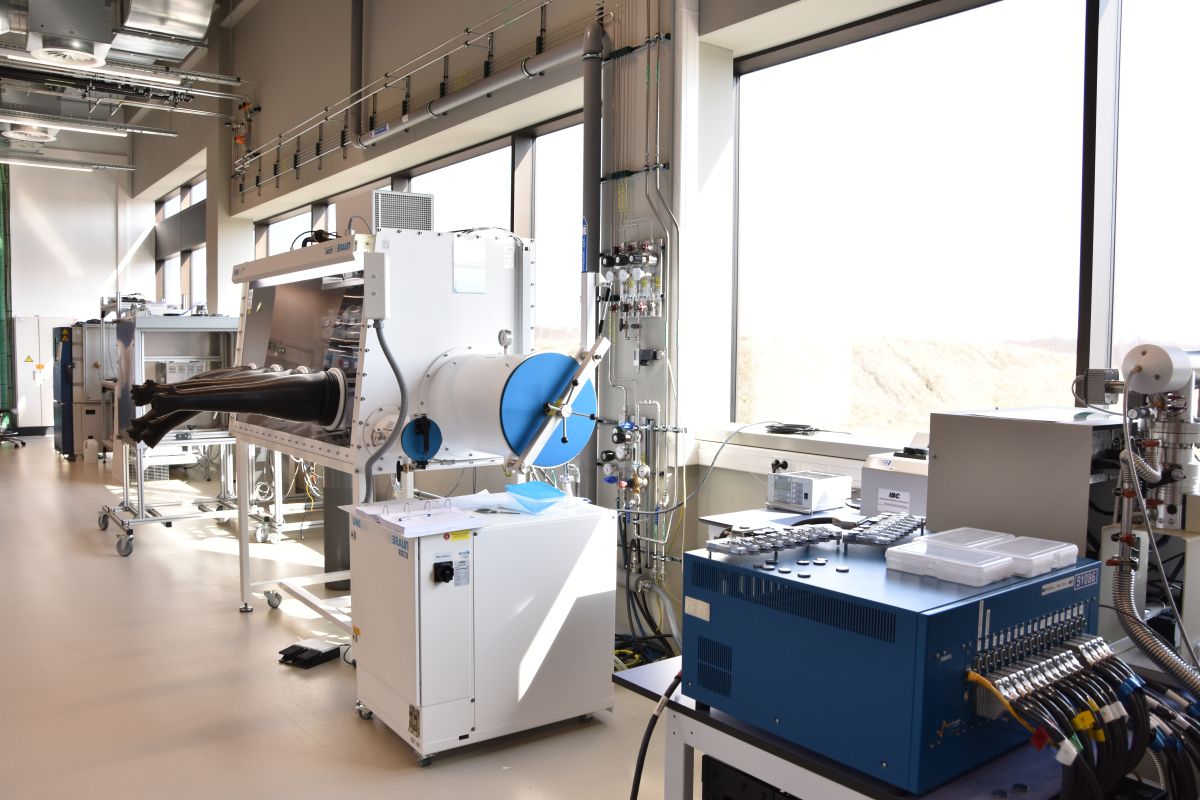 Overzichtsbeeld van het PV module lab.