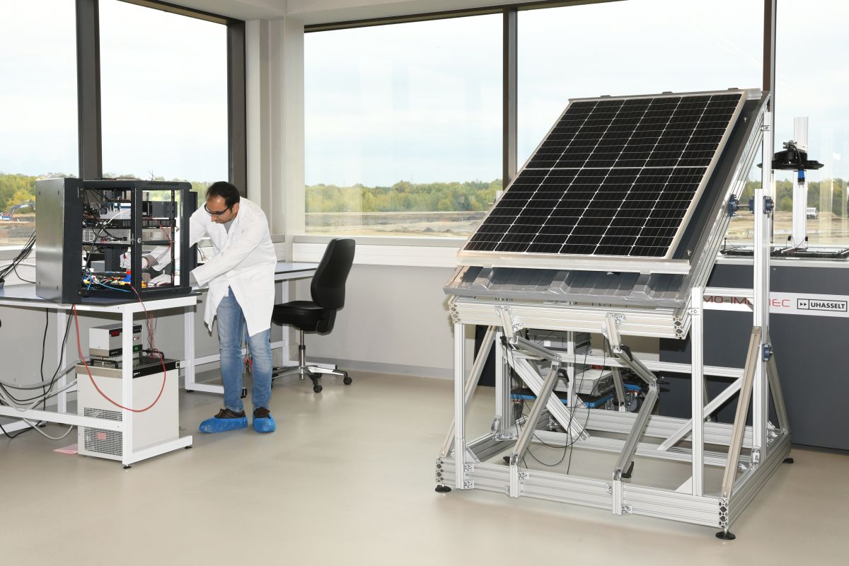 Een man aan het werk in het PV lab