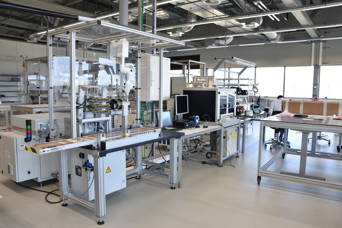 Overzichtsbeeld van het PV module lab.