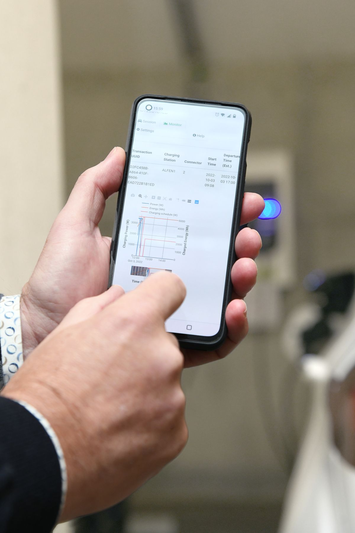 Een hand laat een app op een smartphone zien.