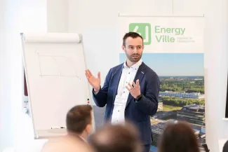 EnergyVille colleague giving a presentation