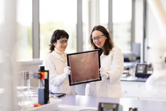 2 vrouwen werken aan zonnecellen in het PV-lab.