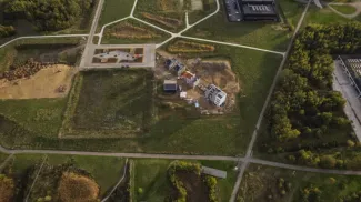 Een luchtfoto van het Outdoor werflab