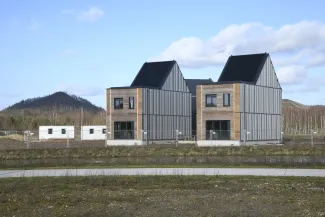 Vooraanzicht van de 2 identieke labwoningen.