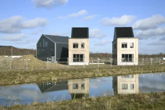 Vooraanzicht van de 2 identieke labwoningen.