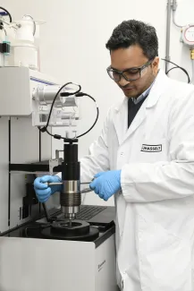 Een man in een labjas werkt in het Hydrogen lab.