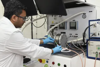 Een man in een labjas werkt in het Hydrogen lab.