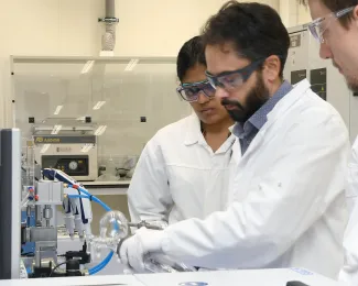3 personen werkend in het Batterijmaterialenlab