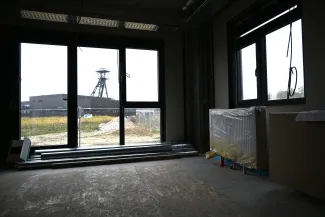 Binnenkant van een labwoning met uitzicht op de mijnschacht.