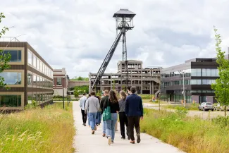 mensen die op het Thor Park wandelen
