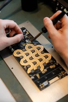 Handen werken in het Home lab.
