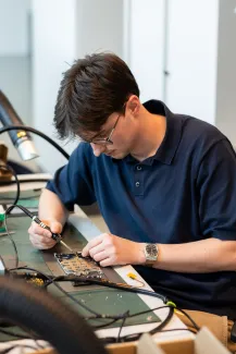 Een man werkt in het Home lab.