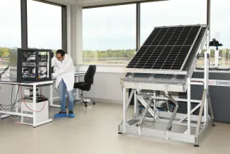 Een man aan het werk in het PV lab
