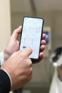 Een hand laat een app op een smartphone zien.