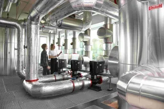 Two EV-lab workers in the thermo technical lab