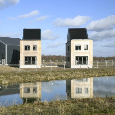 Vooraanzicht van de 2 identieke labwoningen.