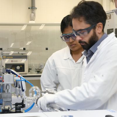 3 personen werkend in het Batterijmaterialenlab