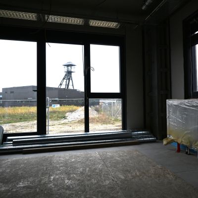 Binnenkant van een labwoning met uitzicht op de mijnschacht.