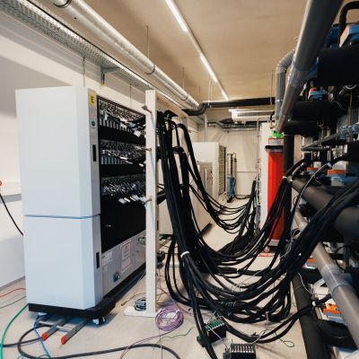 Een detailfoto van het batterijtestlab
