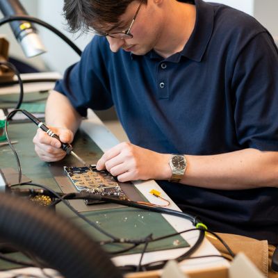 Een man werkt in het Home lab.
