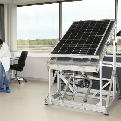 Een man aan het werk in het PV lab